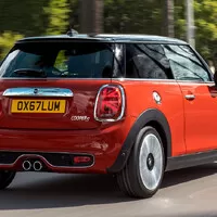 Mini s britskou vlajkou ve světlech: Je to už moc? | Autíčkář se ptá