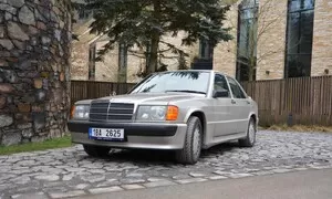 Mercedes Benz 190E 2.3-16: Z nebe mi mává Ayrton Senna