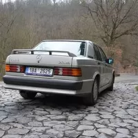 Mercedes Benz 190E 2.3-16: Z nebe mi mává Ayrton Senna