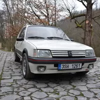 Mercedes Benz 190E 2.3-16: Z nebe mi mává Ayrton Senna