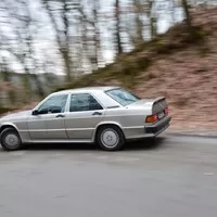 Mercedes Benz 190E 2.3-16: Z nebe mi mává Ayrton Senna