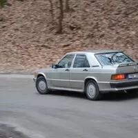 Mercedes Benz 190E 2.3-16: Z nebe mi mává Ayrton Senna