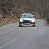 Mercedes Benz 190E 2.3-16: Z nebe mi mává Ayrton Senna