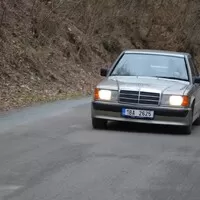 Mercedes Benz 190E 2.3-16: Z nebe mi mává Ayrton Senna