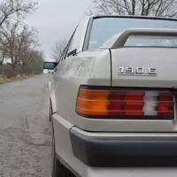 Mercedes Benz 190E 2.3-16: Z nebe mi mává Ayrton Senna