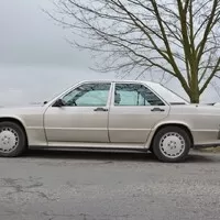 Mercedes Benz 190E 2.3-16: Z nebe mi mává Ayrton Senna