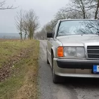Mercedes Benz 190E 2.3-16: Z nebe mi mává Ayrton Senna