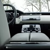 Range Rover Velar D300: Pochybné detaily a božský celek