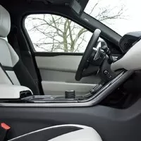 Range Rover Velar D300: Pochybné detaily a božský celek