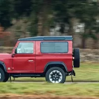 Land Rover Defender je sice mrtev, ale vypadá lépe, než kdy předtím