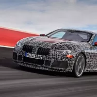 BMW odhaluje parádní siluetu připravované osmičky na nových fotkách