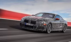 Novinky: BMW odhaluje parádní siluetu připravované osmičky na nových fotkách