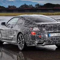 BMW odhaluje parádní siluetu připravované osmičky na nových fotkách