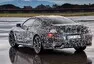 BMW odhaluje parádní siluetu připravované osmičky na nových fotkách
