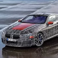 BMW odhaluje parádní siluetu připravované osmičky na nových fotkách