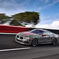 BMW odhaluje parádní siluetu připravované osmičky na nových fotkách