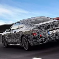 BMW odhaluje parádní siluetu připravované osmičky na nových fotkách