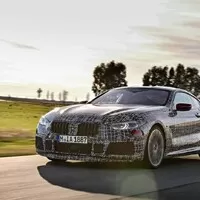 BMW odhaluje parádní siluetu připravované osmičky na nových fotkách
