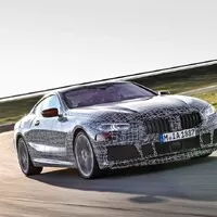 BMW odhaluje parádní siluetu připravované osmičky na nových fotkách