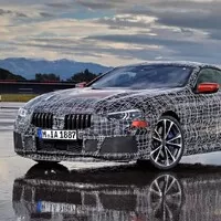 BMW odhaluje parádní siluetu připravované osmičky na nových fotkách