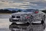 BMW odhaluje parádní siluetu připravované osmičky na nových fotkách
