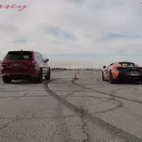 Je souboj velkého SUV proti supersportu špatný nápad? Teď už není
