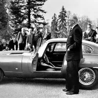 Jaguar XK-E: Z Coventry až do Ženevy, ale fofrem!