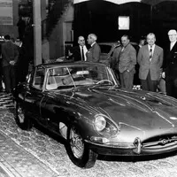 Jaguar XK-E: Z Coventry až do Ženevy, ale fofrem!