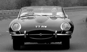 Historie: Jaguar XK-E: Z Coventry až do Ženevy, ale fofrem!