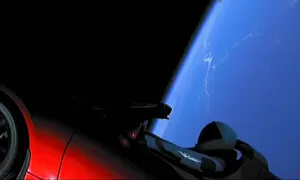Nejrychlejší automobil světa je na cestě k oběžné dráze Marsu v oblaku popkultury