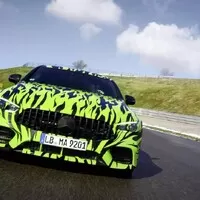 Mercedes ukazuje sedan od AMG, maskovaný po vzoru Need for Speed
