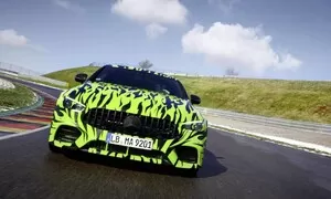 Mercedes ukazuje sedan od AMG, maskovaný po vzoru Need for Speed