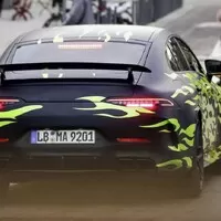 Mercedes ukazuje sedan od AMG, maskovaný po vzoru Need for Speed