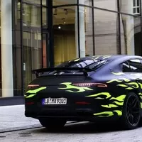 Mercedes ukazuje sedan od AMG, maskovaný po vzoru Need for Speed