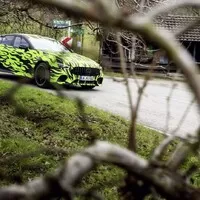 Mercedes ukazuje sedan od AMG, maskovaný po vzoru Need for Speed