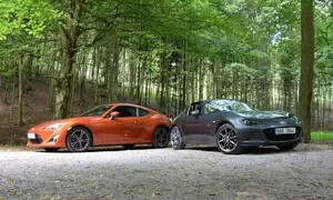 Autíčkářova garáž, Recenze & testy: Mazda MX-5 RF 2.0 G-160 versus Toyota GT86: Dvě gejši a umění juda