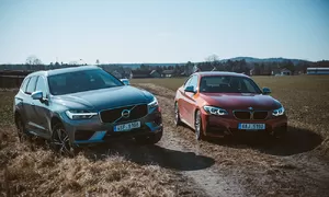 Video: Drag race | Volvo XC60 T8 vs. BMW M240i: Zapomeňte na čísla!