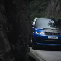 Range Rover Sport SVR překonal Ferrari na horské silnici v Číně