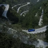 Range Rover Sport SVR překonal Ferrari na horské silnici v Číně
