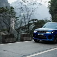 Range Rover Sport SVR překonal Ferrari na horské silnici v Číně