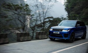 Novinky: Range Rover Sport SVR překonal Ferrari na horské silnici v Číně