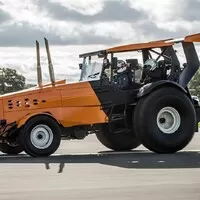 The Stig z Top Gearu stanovil rychlostní rekord v traktoru