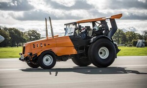 Novinky: The Stig z Top Gearu stanovil rychlostní rekord v traktoru