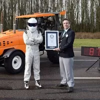 The Stig z Top Gearu stanovil rychlostní rekord v traktoru