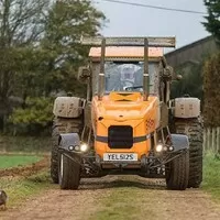 The Stig z Top Gearu stanovil rychlostní rekord v traktoru