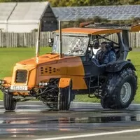 The Stig z Top Gearu stanovil rychlostní rekord v traktoru