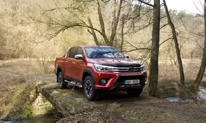 Recenze & testy: Toyota Hilux 2.4 D-4D: Osmé vtělení Trucka Norrise