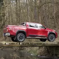 Toyota Hilux 2.4 D-4D: Osmé vtělení Trucka Norrise