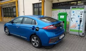 Autíčkář futurista, Editorial: Elektromobilisté, jací jsou?