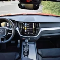 Volvo XC60 T5 AWD R-Design: Vaše nové auto na všechno
